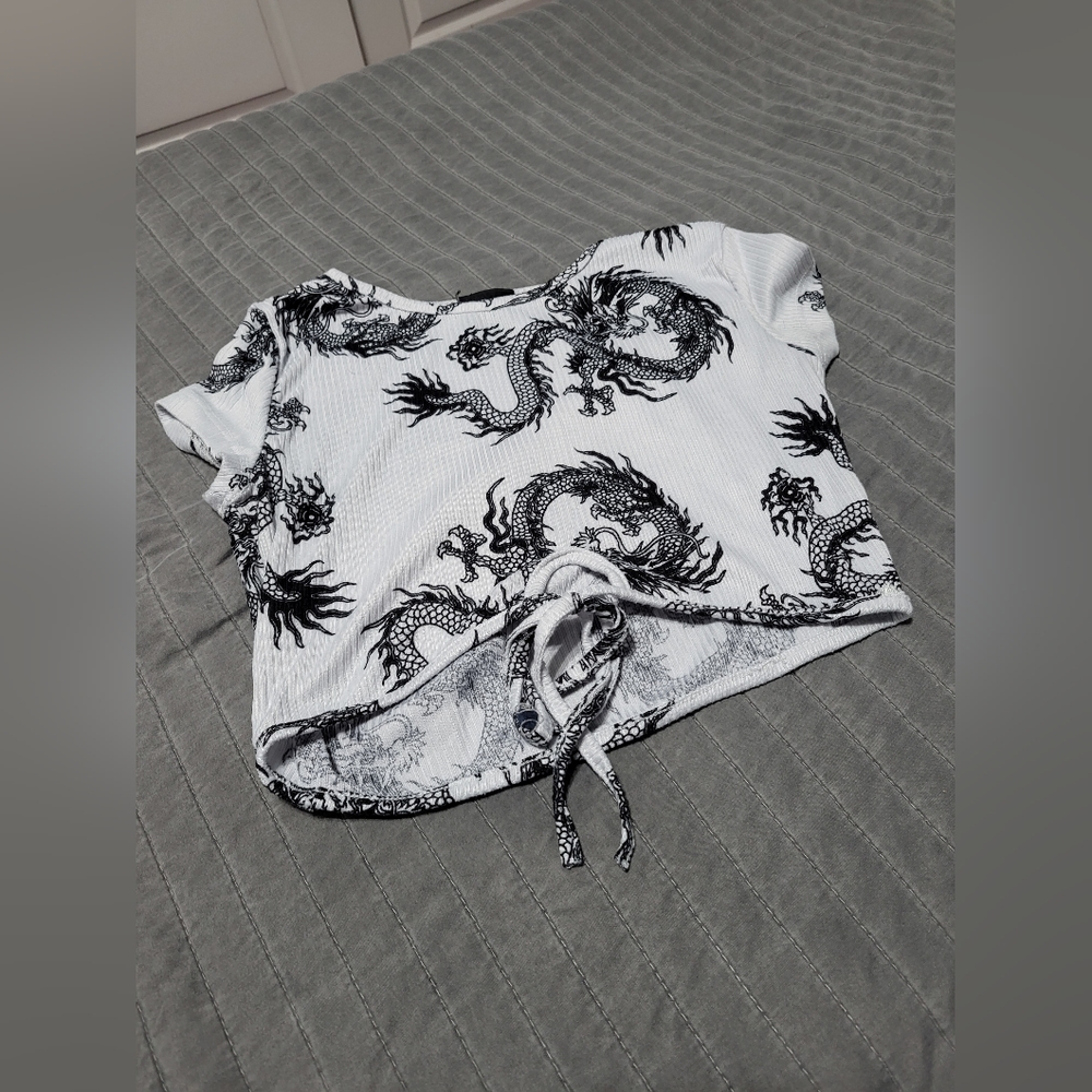 Rue 21 black and white Japanese dragon crop top shirt